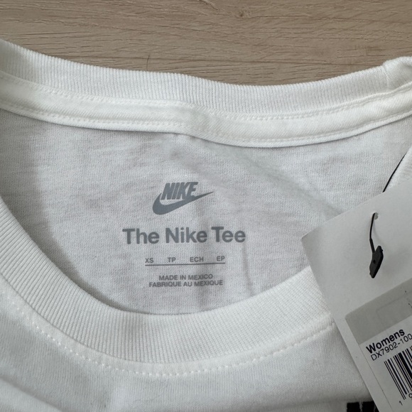 Nike Women's White T-Shirt NWT XS - Picture 4 of 5